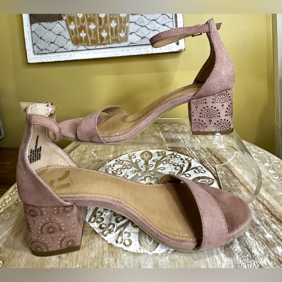 EUC Report 2.25” Block Heels. Velvet Upper in Mauve/Dusty Rose. Size 8 - Picture 6 of 15